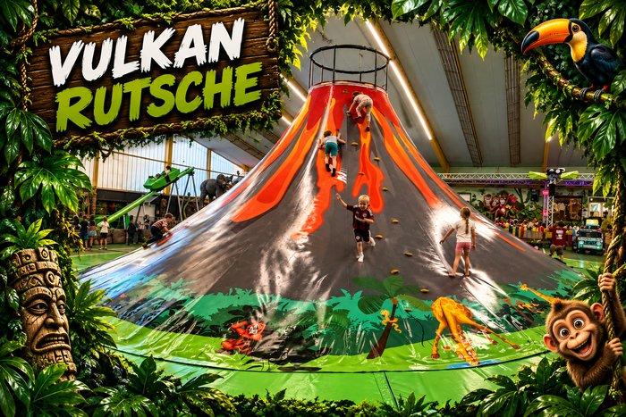 Die riesige aufblasbare Vulkan-Rutsche